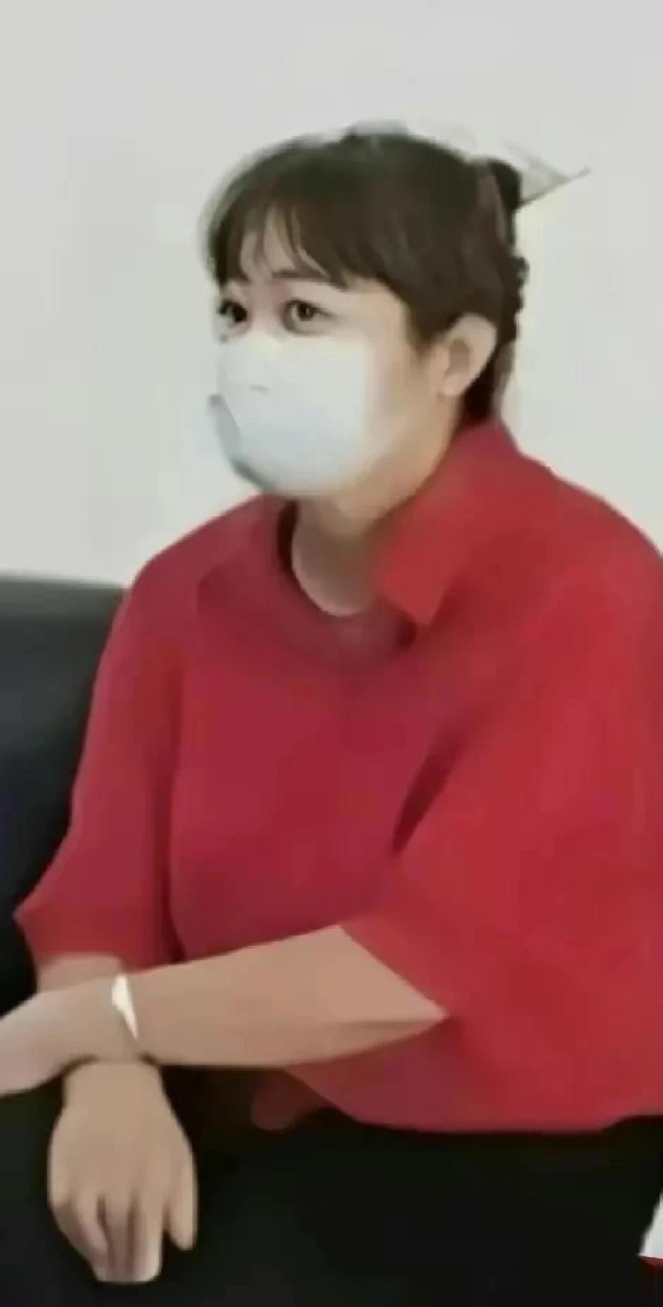 经常上网吃瓜的网友，这两天应该去山东潍坊拜访过这位女局长。因为一时糊涂，脑子一热