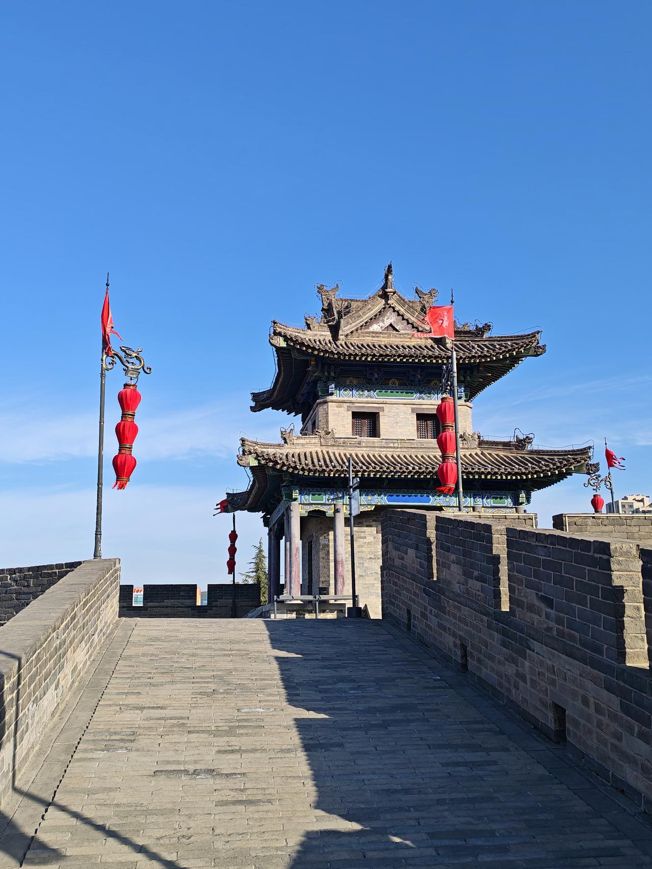 在城墙上，看到“冯村”“八四周村”“户县陶官”“户太”“礼泉”等字样的城砖，这些