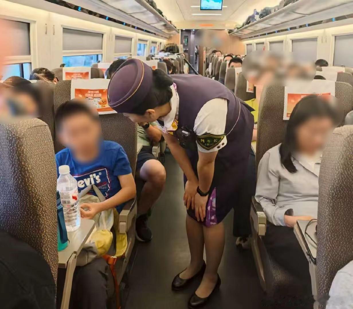 近日，G16次列车员曹雨婷查票时发现8车5F座位有一名儿童独自旅行，便立即向列车