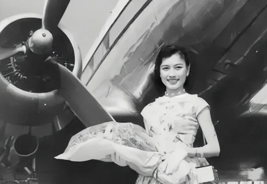 民国时的名媛，身穿旗袍，贵气妖娆，气质优雅。
那个年代的名媛比现在的所谓名媛气质