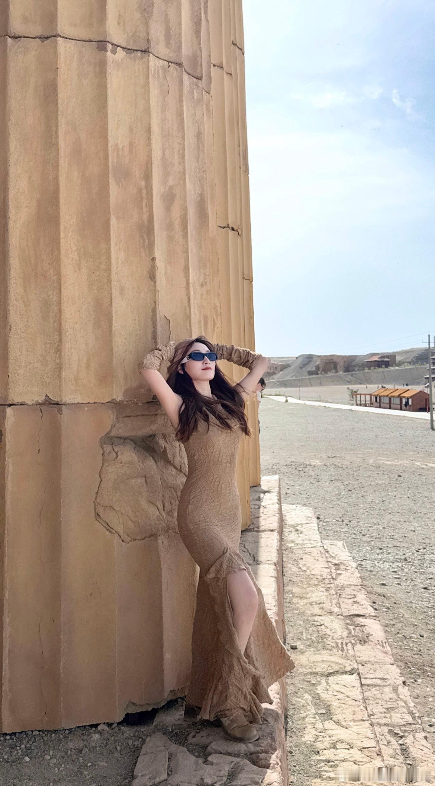 今日穿搭 旅游穿搭美女绘梦长廊