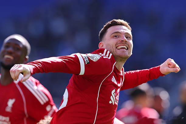 快乐的离开，罗伯逊赛后向着看台球迷庆祝 利物浦