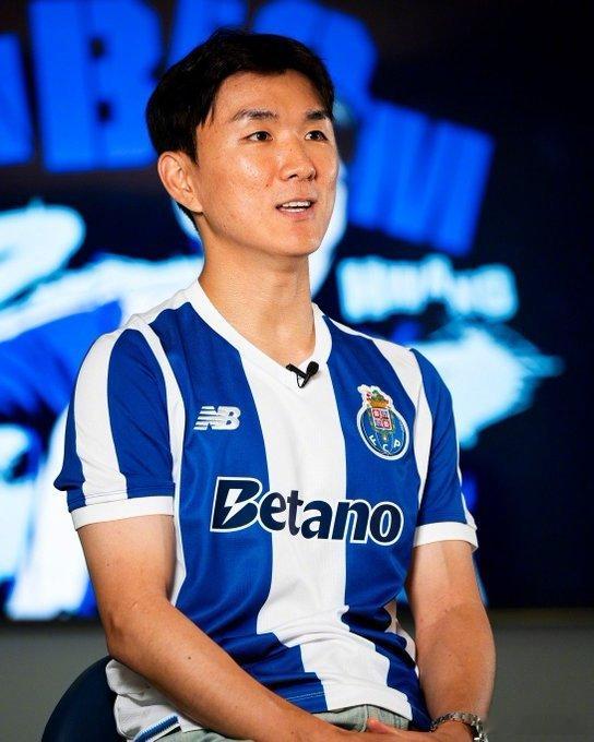 【官方】波尔图签下29岁的费耶诺德前锋黄仁范，据悉转会费为4.5M欧元。黄仁范效