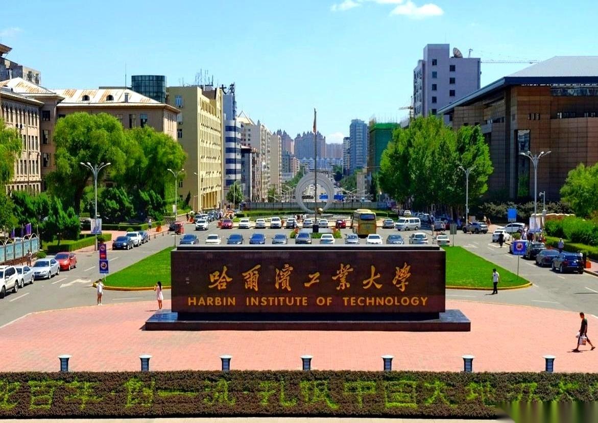 有些大学，校门上没写，但你一进去，骨子里就刻着四个字：国之重器。
说的就是北航和