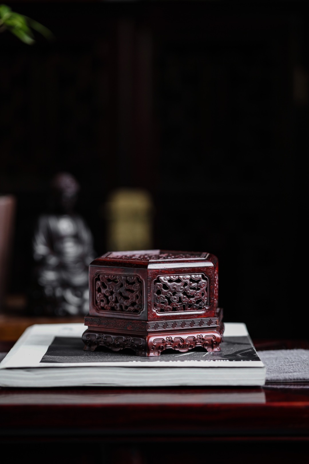 紫檀『六角祥云·盘香炉』香盒周身镂空雕刻祥云纹，层层叠叠，祥云漫天，烟香从壁孔袅