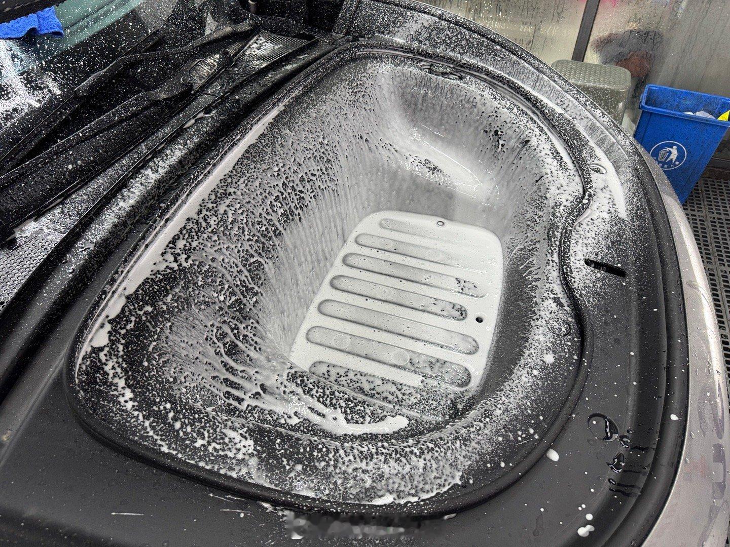 第一次往前备厢打泡沫上周钓鱼完把渔具和一些带了海水的东西放在前面，没及时清洗，这