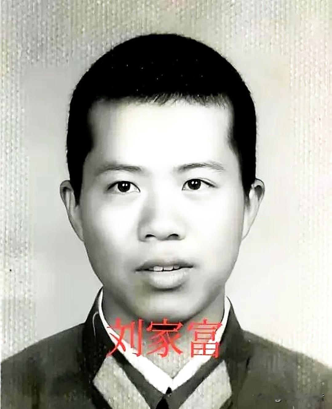 1984年，老山战场，21岁的战士刘家富不幸中枪，跌倒在坑，此时，坑外有4名越军