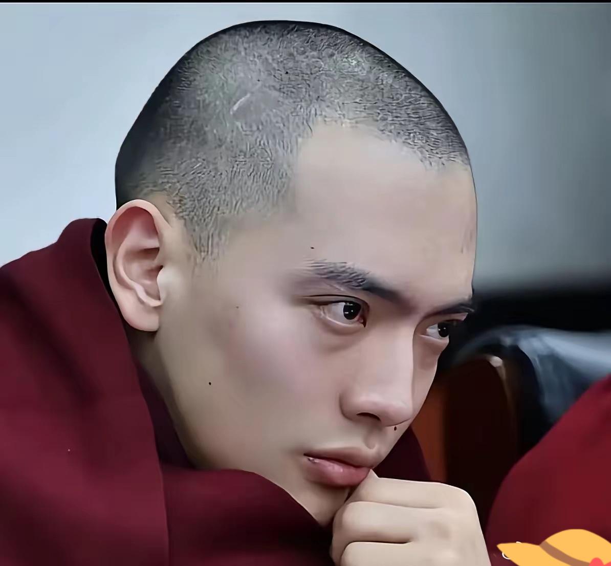 他是西藏最潮的95后活佛，4岁被认定，23岁掌管800年古寺。
但这位达隆夏仲，