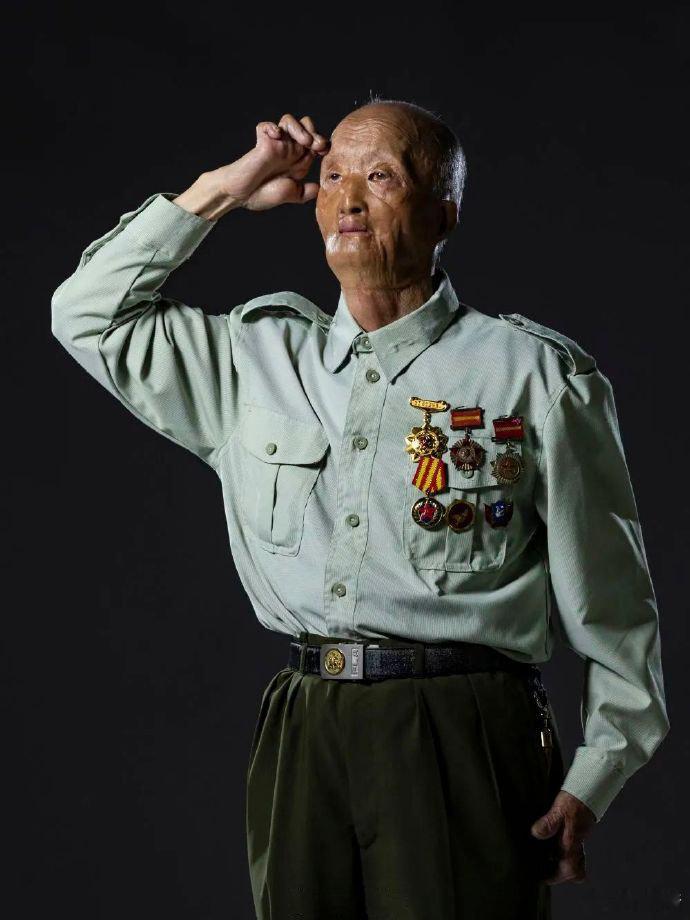 他是 活着的“邱少云”他在长津湖战役中被毁容，因为担心自己“丑陋”的样子而不敢出