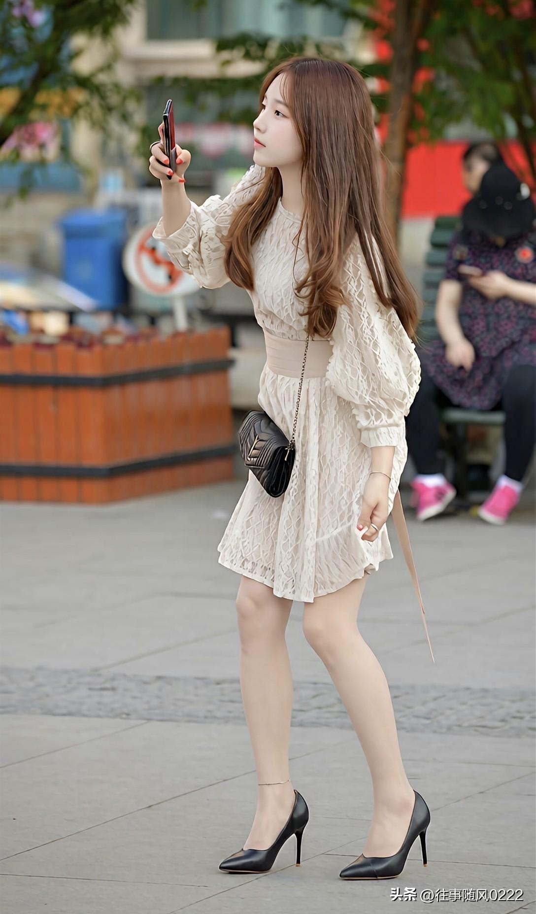 优雅穿搭指南：蕾丝连衣裙+高跟鞋，都市女孩的时尚选择