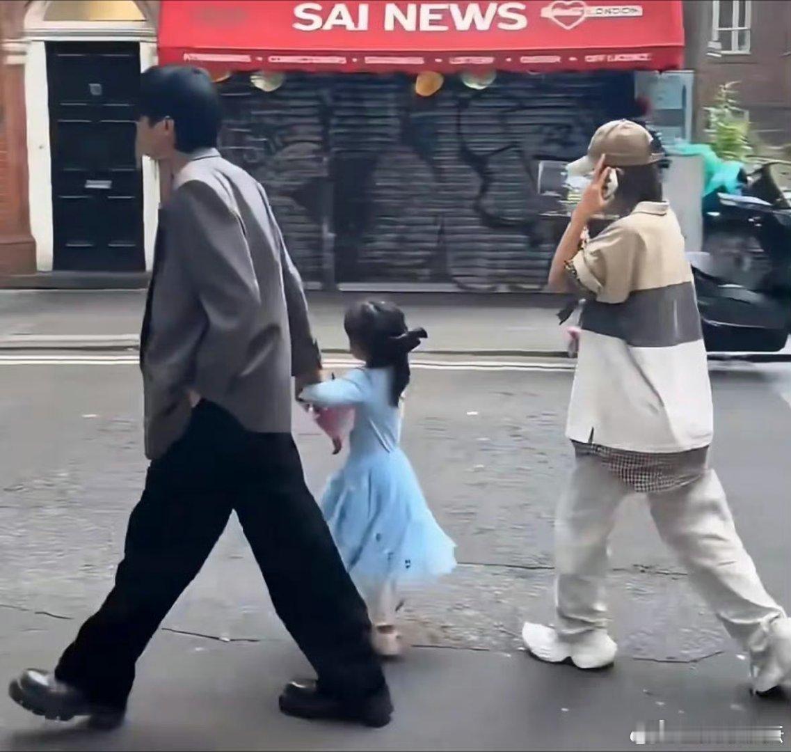 张若昀唐艺昕带娃 乐高乐园偶遇张若昀唐艺昕带娃，两人温柔照顾孩子，时常带娃四处游