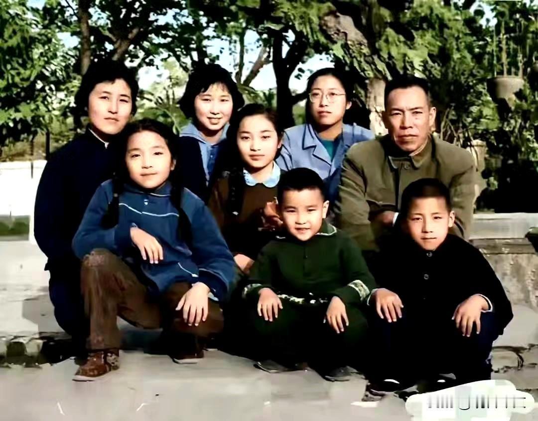 1963年，梁兴初与任桂兰以及儿女们在广州留下了一张珍贵的合影