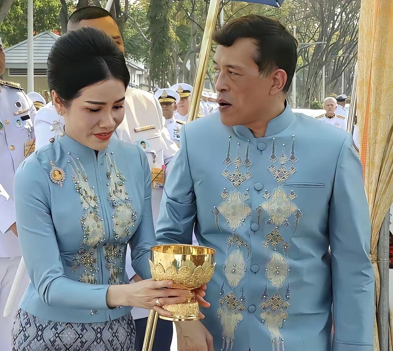 ​近日，泰王玛哈这时候的身体状况已经让人感到非常地担心。他不在像年轻时候健壮潇洒