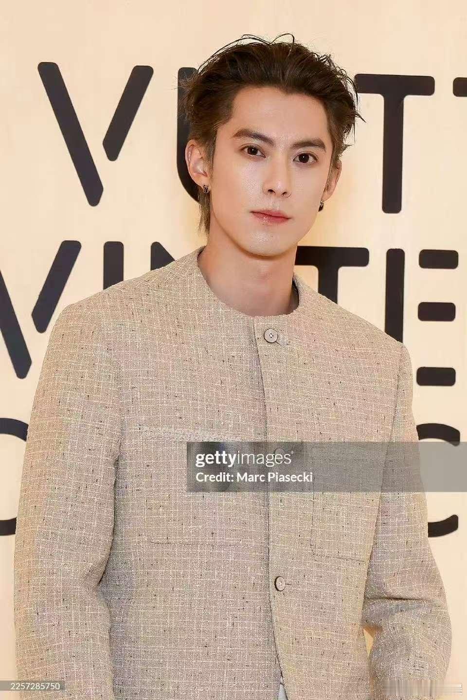 王鹤棣扛住G社镜头王鹤棣米色套装王鹤棣扛住G社镜头，哇塞，