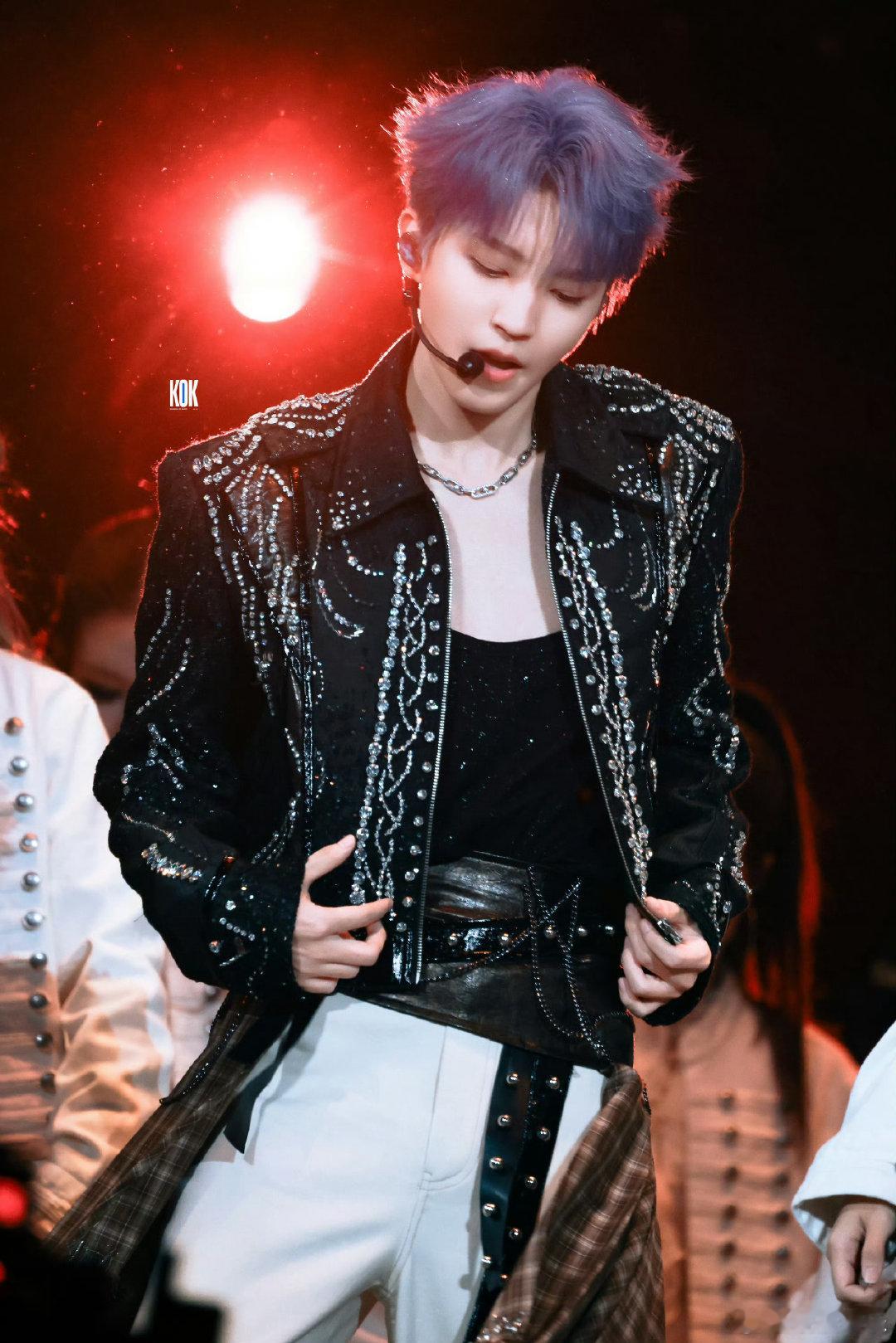 王俊凯唱了断桥的宣传曲王俊凯演唱会唱起《断桥》宣传曲，一开口就把人拉回电影里的故