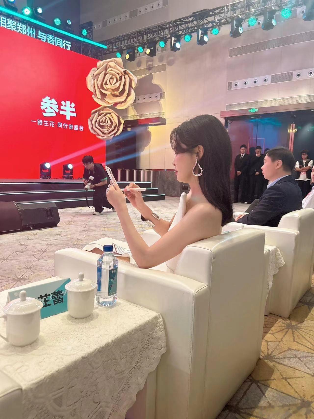 #辛芷蕾全白look##辛芷蕾纯白抹胸#纯白抹胸下的辛芷蕾，肌肤如雪，散发出一种