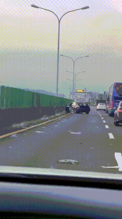 撞了还手舞足蹈