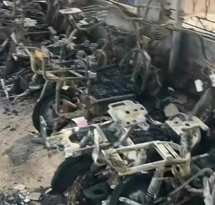 终于找到电动车引发火灾的元凶了！今天一个经营电动车的老板吐槽，他说南京这一次火灾