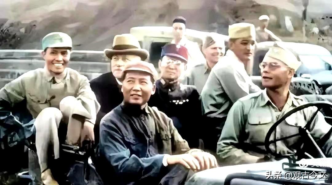 1945年8月18日，赫尔利，张治中前往延安，迎接主席搭乘专机赴重庆谈判1945
