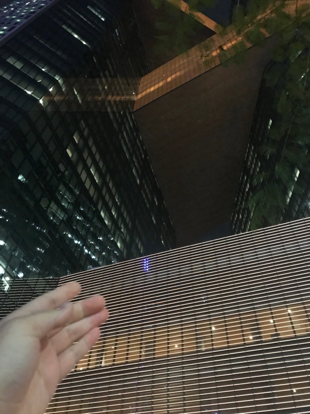 腾讯  普通人年底两个月赚50万元的生意经。现在就去租一个短期商场店面。到广州或