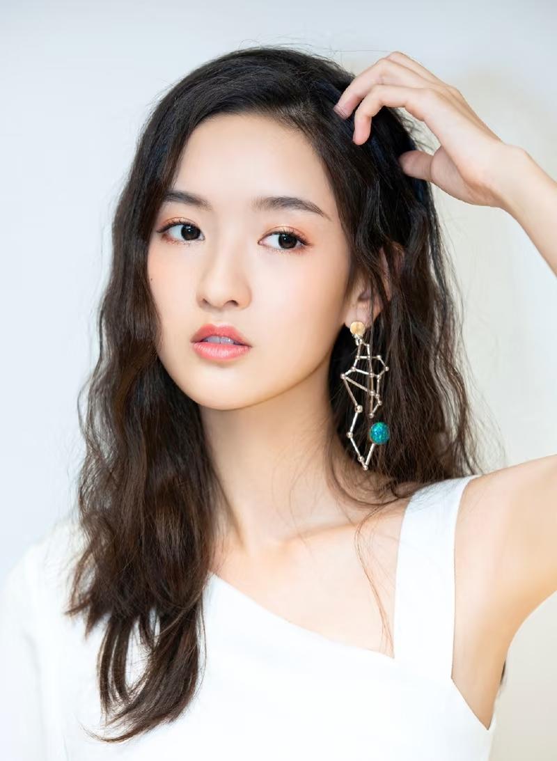 金莎昨天才官宣领证
没想到娱乐圈又有新瓜了
黄景瑜和王玉雯被拍到聚餐后，同一起回