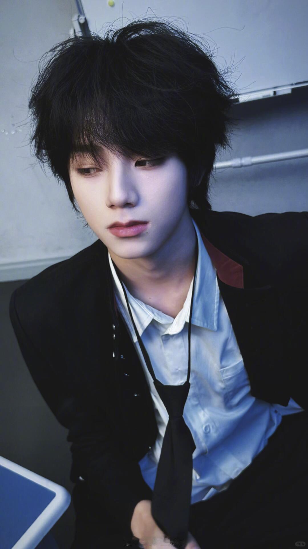 还以为王橹杰穿睡衣上班 这身宽松针织开衫也太显慵懒了，软糯亲肤的质感自带居家氛围