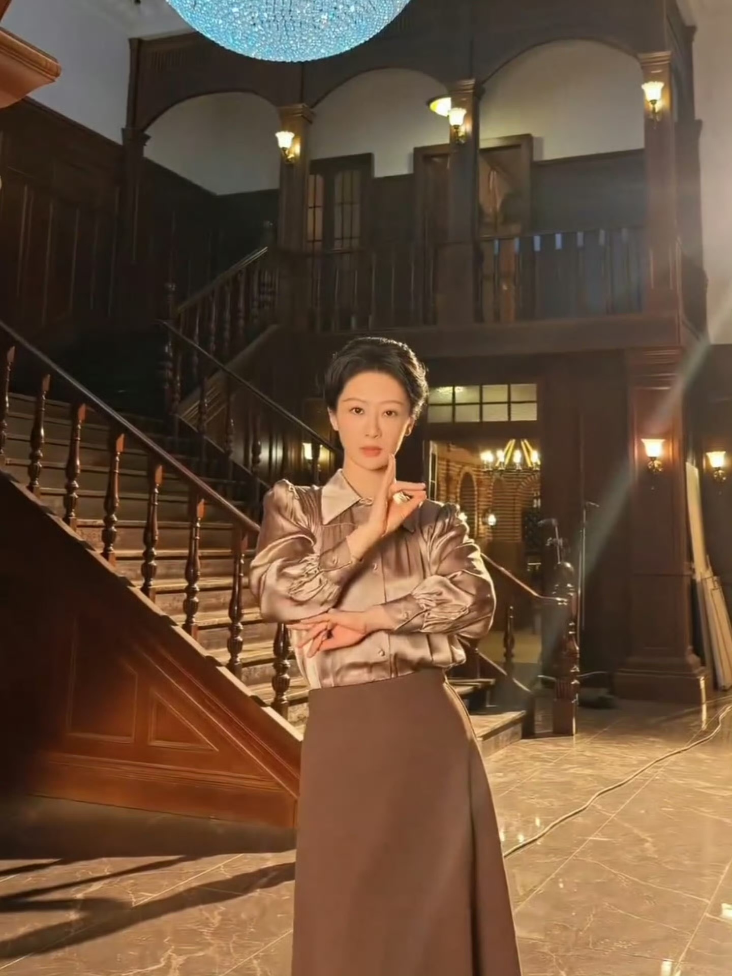 杨紫在片场跳了误闯天家杨紫片场舞蹈小彩蛋来袭！董竹君即兴跳《误闯天家》，动作软糯