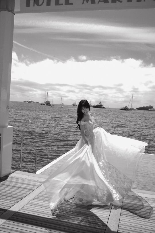和徐老师在法国戛纳拍的单人婚纱写真