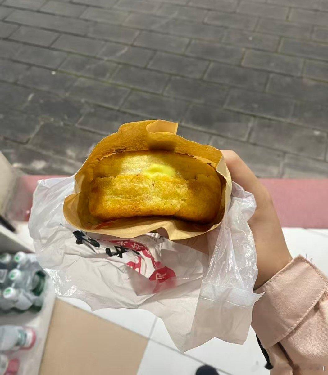早安[超话] 早安～生活没有很多的新鲜事，一天重复一天，早上七点多，手机震了一下