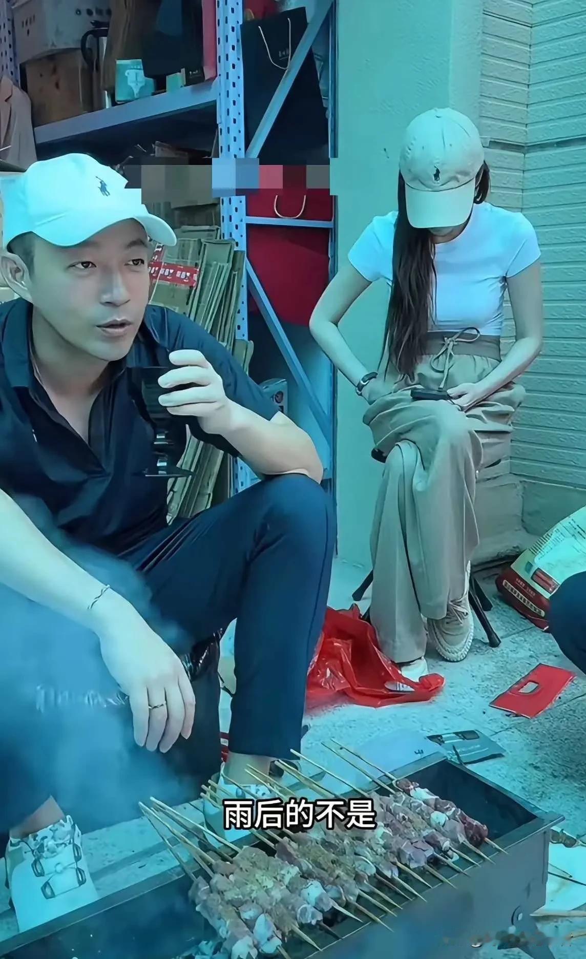 汪小菲真的好喜欢烤串啊！马筱梅在一旁默默守候着，真是爱一个人饮食习惯都会很统一。