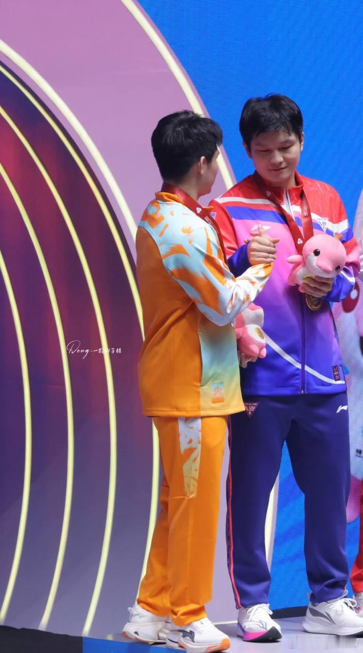 是真的开心啊😃全运会颁奖🧡🧡林诗栋