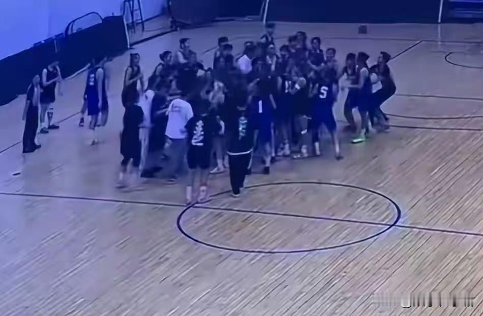 离谱！武汉女篮热身赛爆发群殴，教练带头追打球员，事后还开心复盘打架细节
 
一场