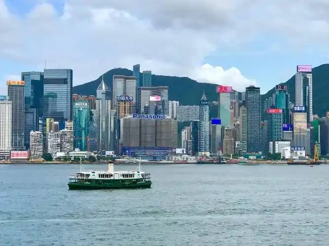 中国车在香港回头率这么高是有原因的 破防了！香港市民把对中国车的爱刻进生活：“重