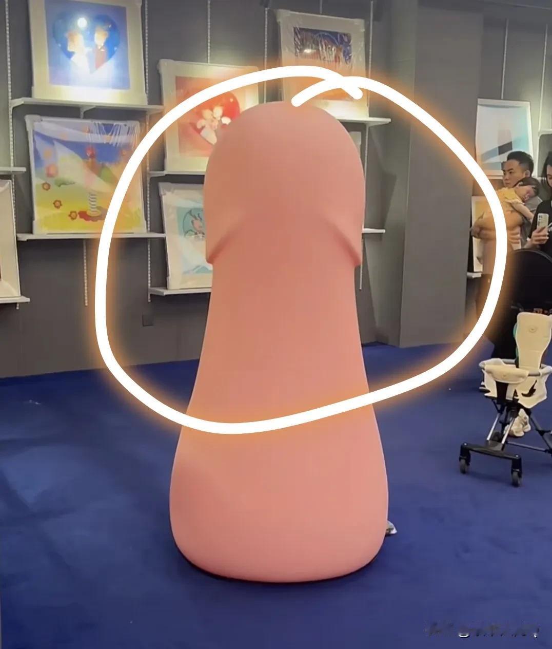 国内某艺术展，从背面看到这个雕像的人刚激动的想找事，跑到前面了又无话可说！挺佩服