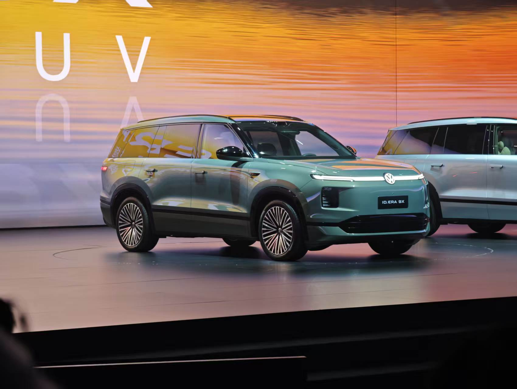 听说了吗？上汽大众那个ID.ERA 9X开始预售啦！才32.98万起，而且全系都