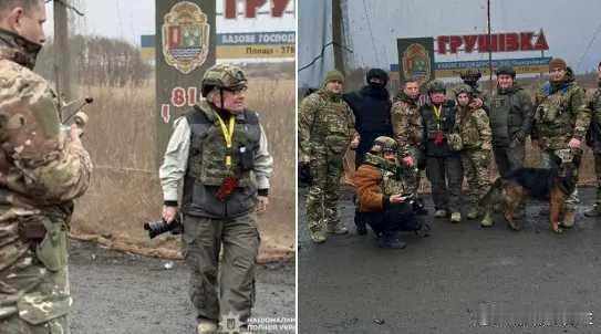 圣诞快乐 12月24日，美国慈善家霍华德·巴菲特与乌克兰“白天使”特警队一同访问