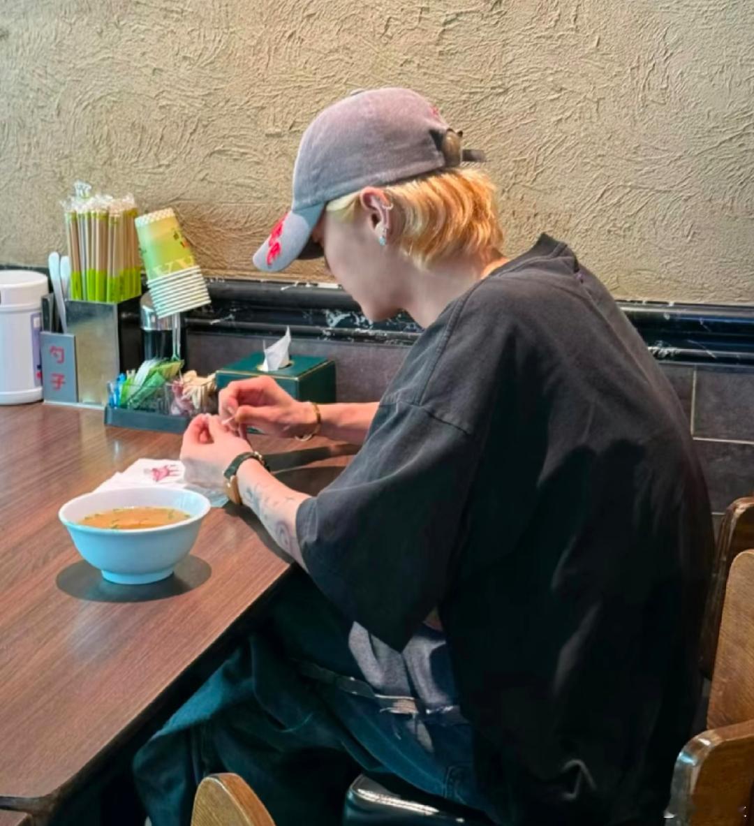 鹿晗好像被偶遇好几次了吧这家店，看来是真爱了