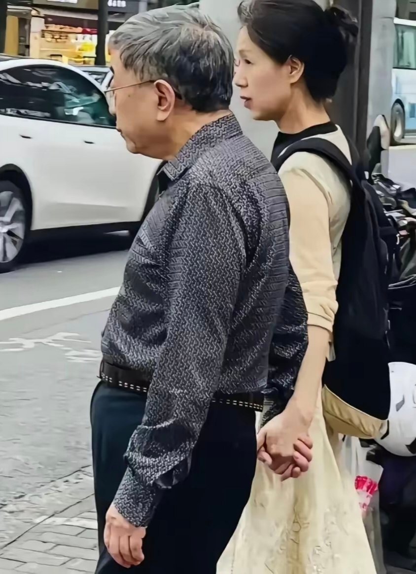 余秋雨和黄梅戏艺术家马兰，俩人相伴30多年，依然十分恩爱，出门都要十指紧扣。一直
