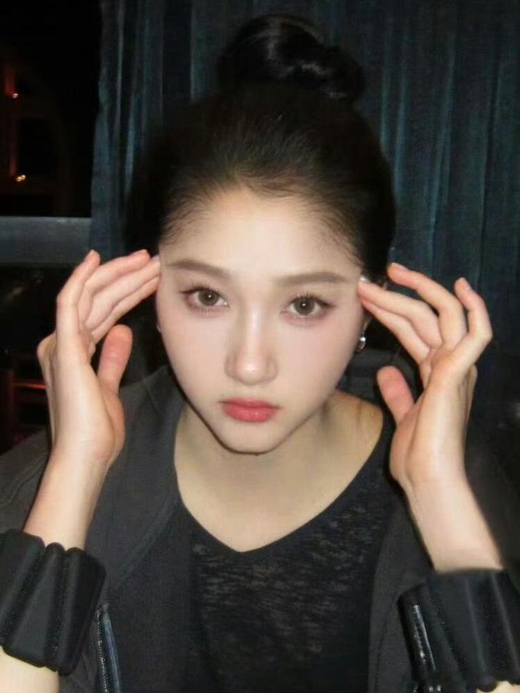 关晓彤是手太大还是脸太小手大脸小反差萌拉满！巴掌大的小脸缀着精致五官，个高腿长比