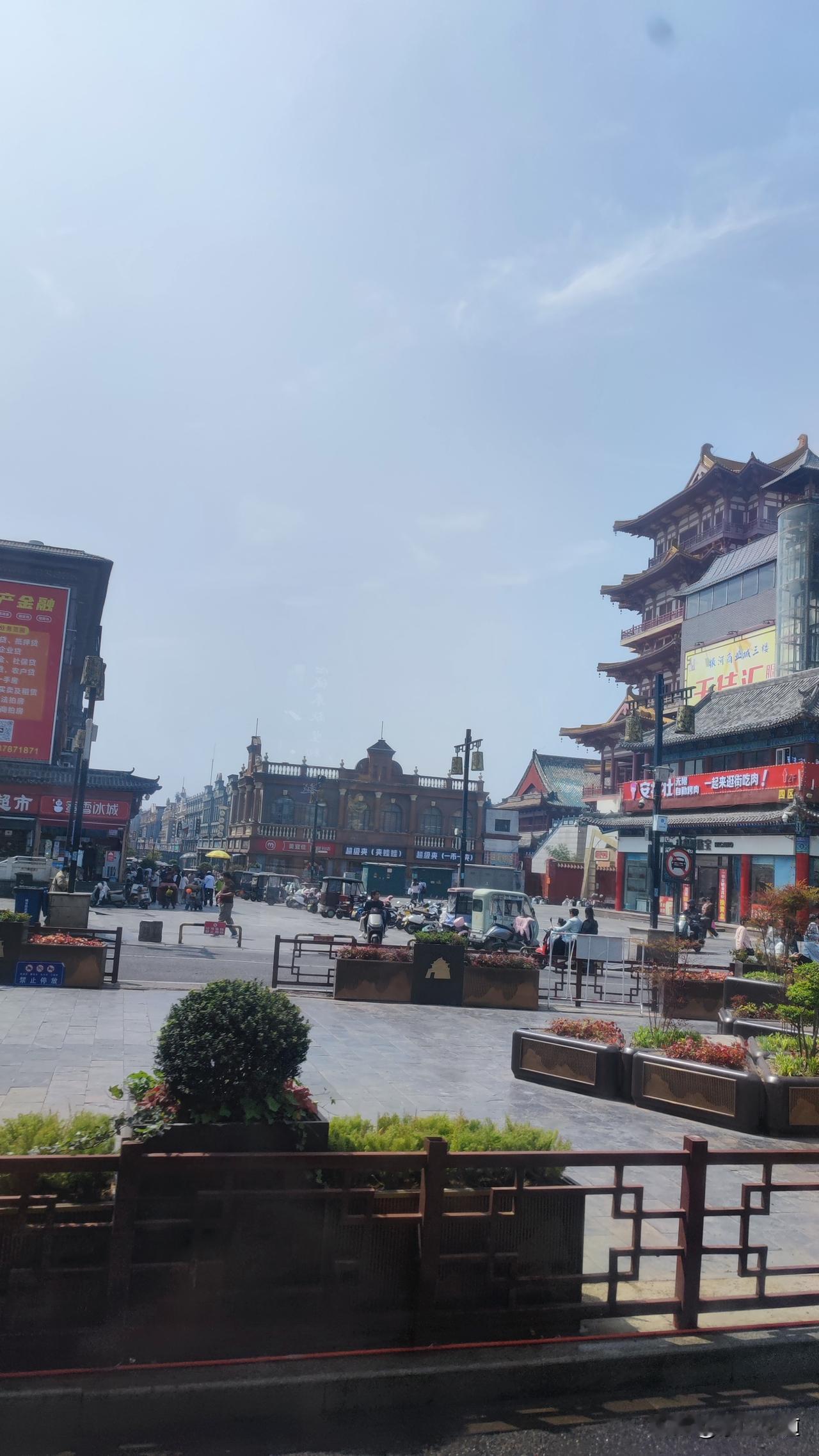 晒出你的本地生活 今日乘坐公交车路过开封的鼓楼广场，往南瞥了一眼马道街，顺手拍了