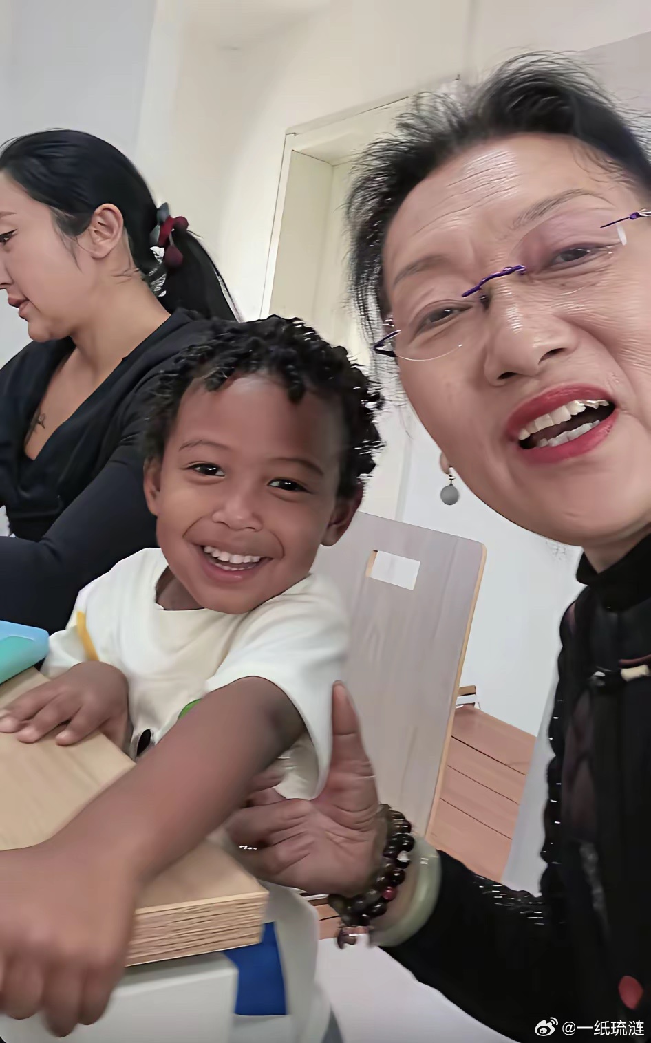 现在有一种有色婚姻，“入赘”靠女方资源，（走婚）外籍丈夫签证到期，回国等待下次探