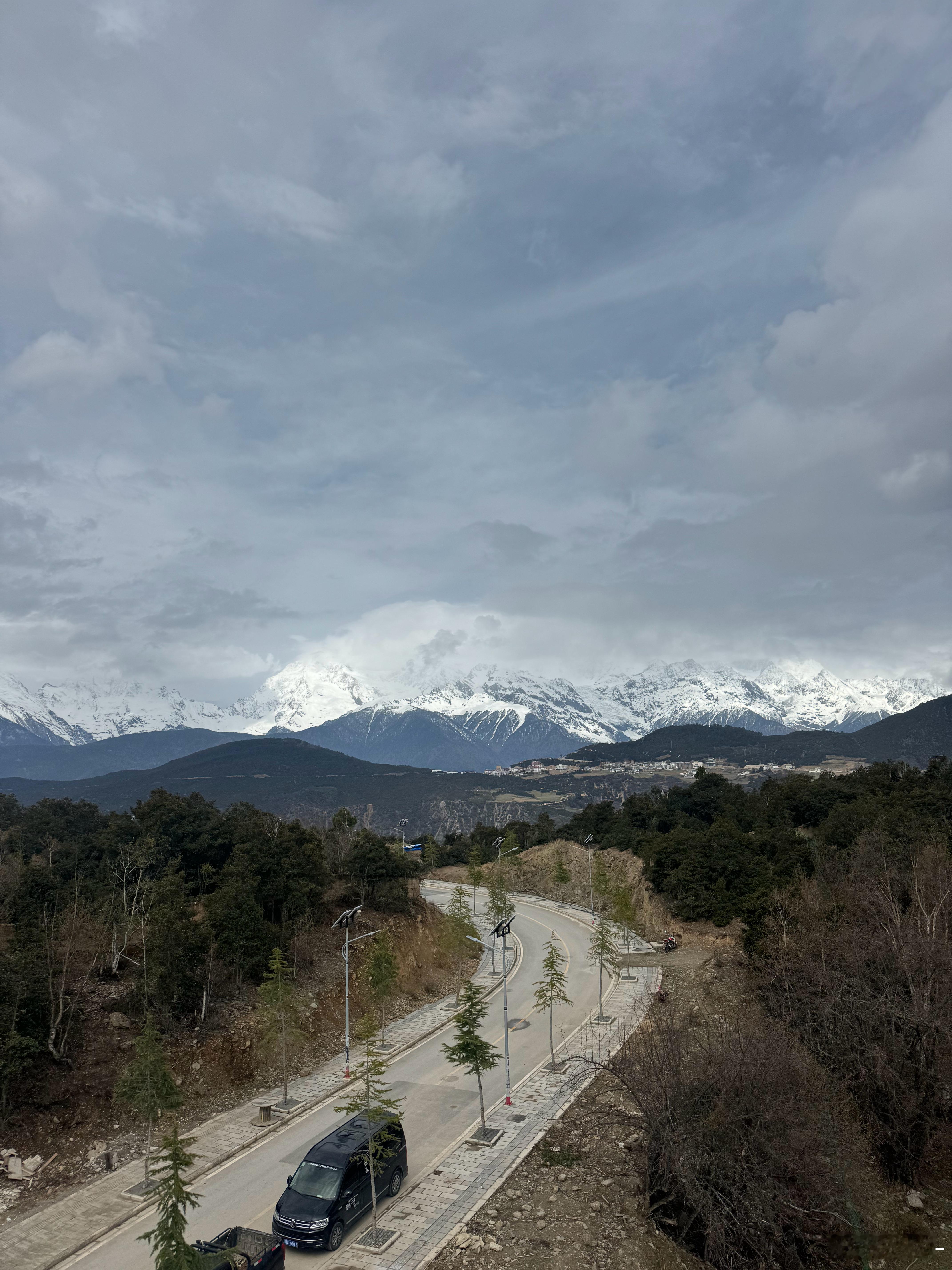 早呀，起床就能看到梅里，大家应该都放假了吧，假期快乐哟  ​​​