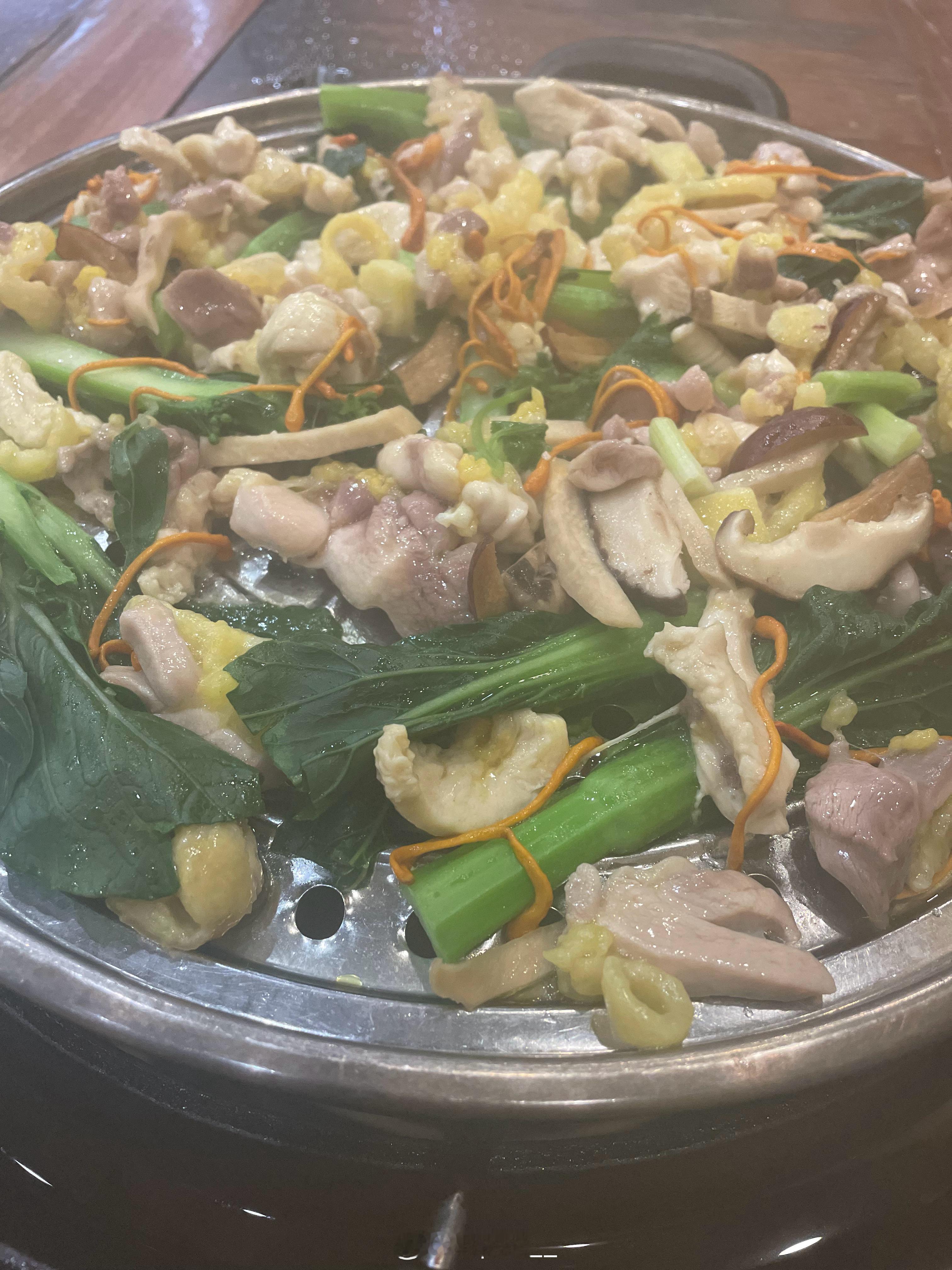 #美食# #顺德菜有多好吃# 老演员了，好消息是春节不放假，在培训新服务员呢..