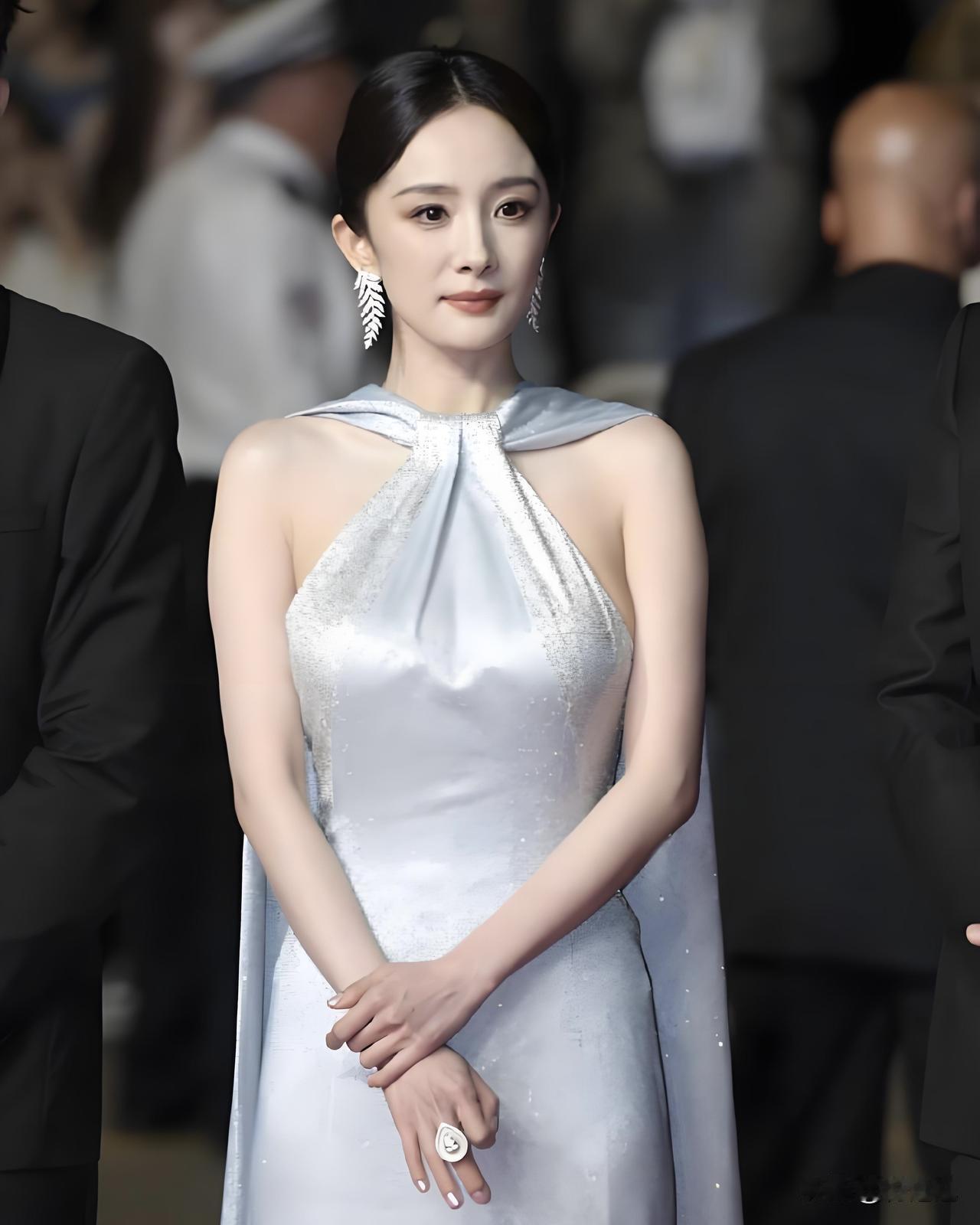 为什么杨幂没有提名金鹰奖最佳女主

原因其实很好理解，

不是《生万物》不够好，