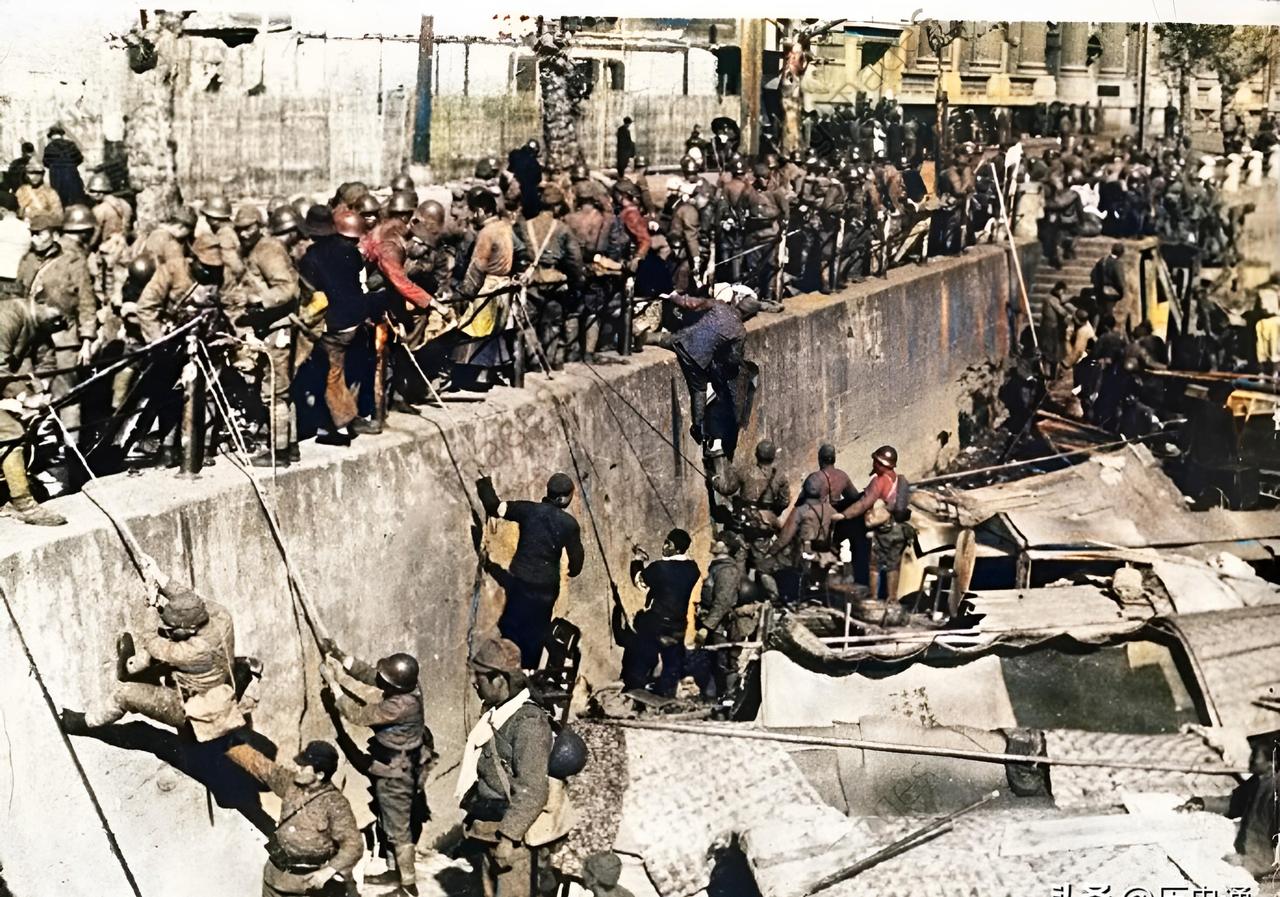 1937年，在淞沪会战中，一群侵华日军从河中的篷船上向苏州河的河岸上爬。

几个