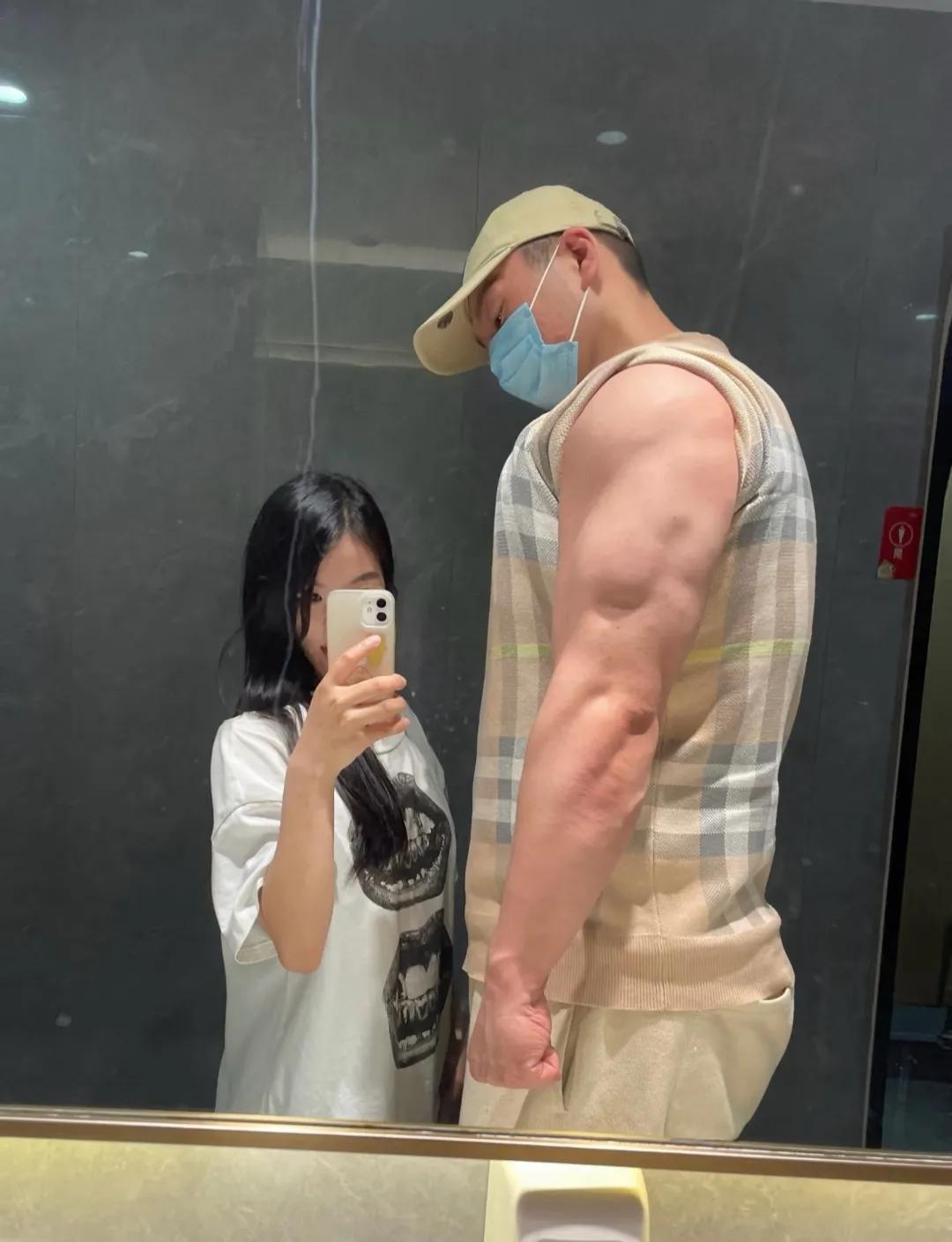 瞧瞧这对小情侣的身材差异有多大！为啥身材高大的男生都喜欢身材娇小的女生？