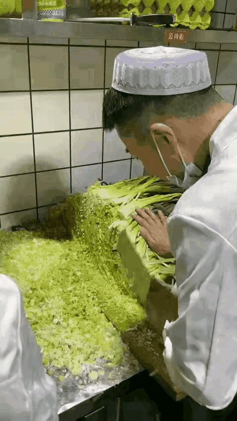 就不能买个绞馅机吗？非要折磨这些员工～