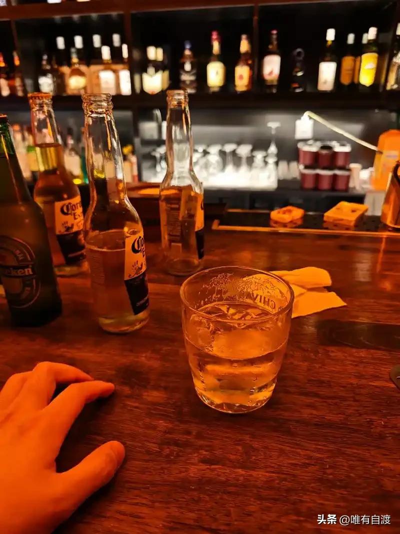 如果给你一杯酒，喝完了就能忘记一个人。
请问，那你最想忘记的是你最怨恨的人，还是