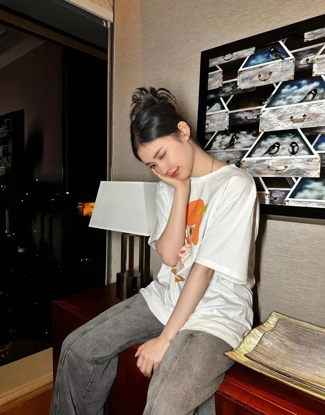 1️⃣ 林允最近晒了自己北京的家，直接把网友看乐了——玄关堆满快递盒，电线缠成一