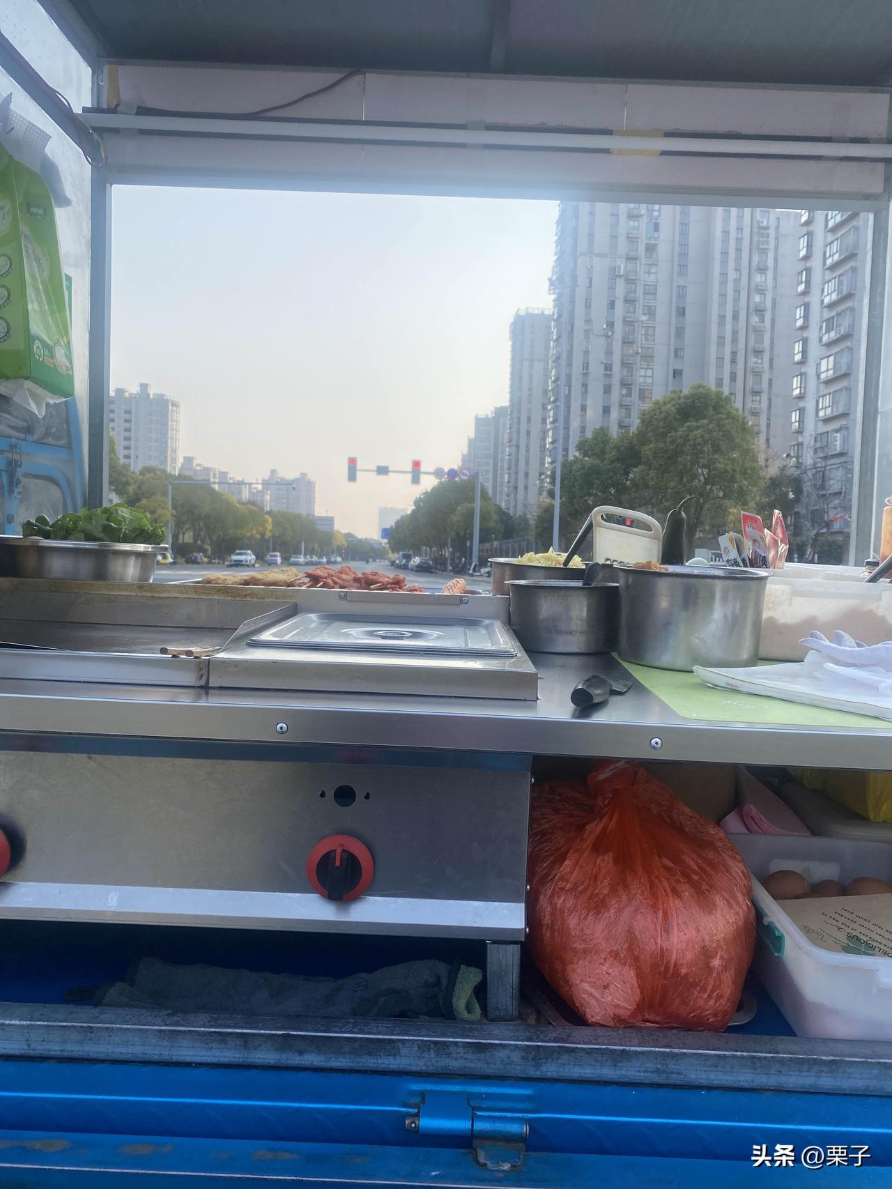 今天开学了，早上摆摊又开始卷了，又来一个卖饭团三明治的，这下子这一排包括我有三个